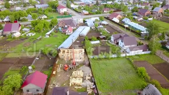 城镇木屋建设的俯视图剪辑农村新木屋建设木制房屋视频的预览图