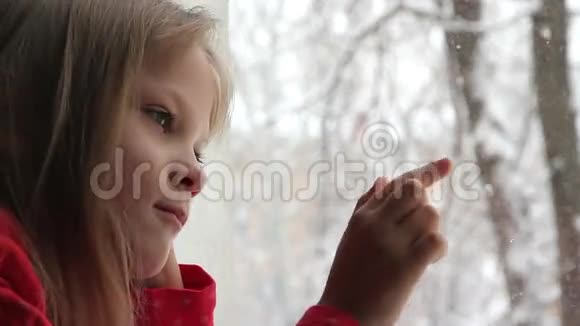 女孩和降雪视频的预览图
