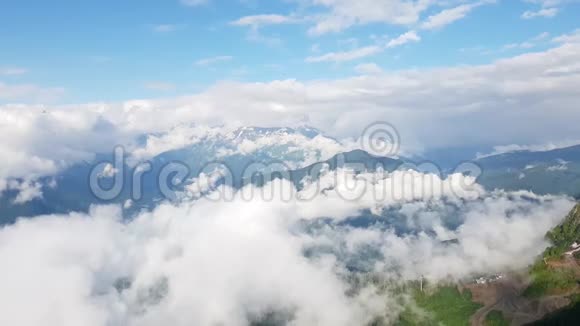 早春从俄罗斯的罗莎库特度假村出来的高加索山脉视频的预览图