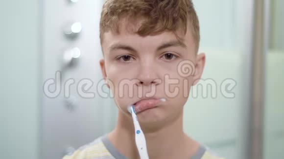 少年刷牙视频的预览图