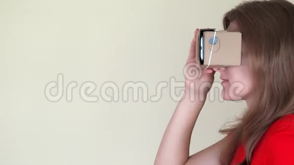 戴着vr眼镜的女人走着转向相机微笑视频的预览图
