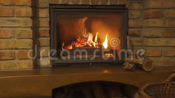 燃烧的壁炉石壁炉里的一团炽热的火在夜晚取暖视频的预览图