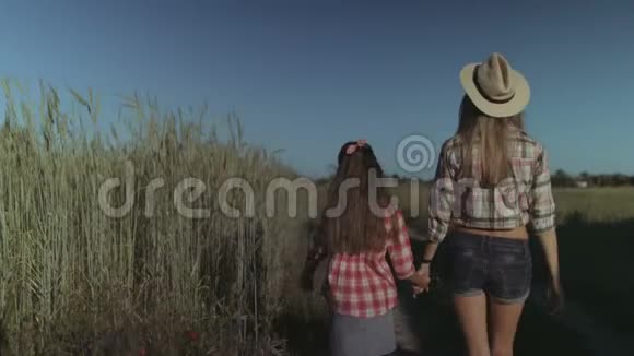 母亲和儿童在农村享受大自然视频的预览图