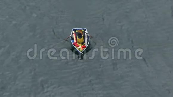 人类划洋船空中视频的预览图