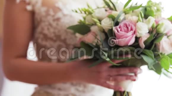 奢华服饰中的新娘手里拿着鲜艳的花束视频的预览图