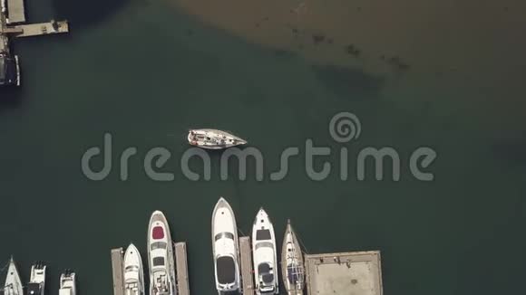 美丽的空中景观游艇从船泊中漂浮在海上视频的预览图