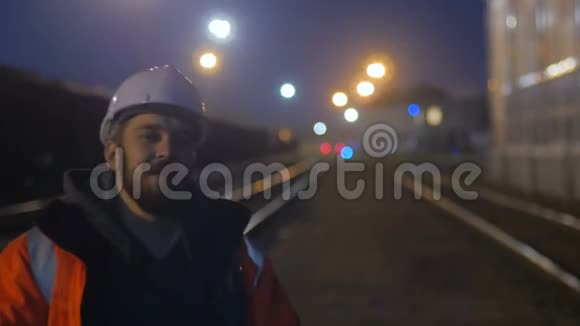 在希根特微笑的工人他戴着安全帽和反光夹克4k视频的预览图
