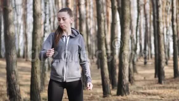 森林里的女孩布鲁内特在路上练习慢动作视频的预览图