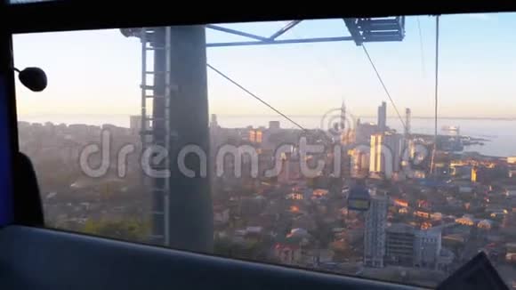 抬上巴统的缆车从小屋看到摩天大楼房屋和街道视频的预览图