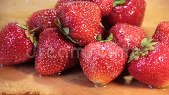 草莓水木工板视频的预览图