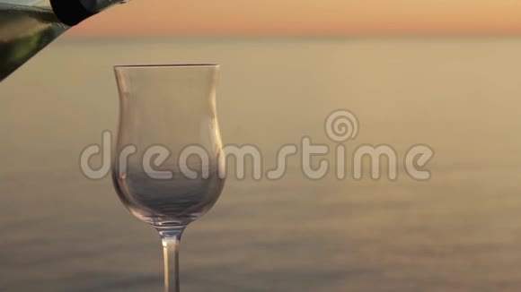 海上日落前的葡萄酒视频的预览图