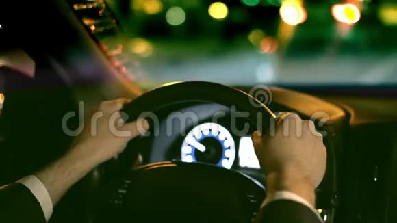 一位面目全非的年轻商人在一个夜城开车视频的预览图