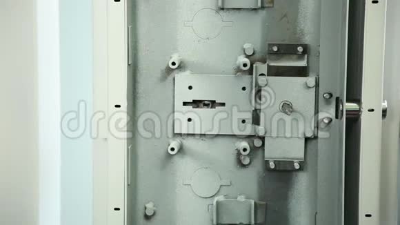 保险箱的锁定机制视频的预览图
