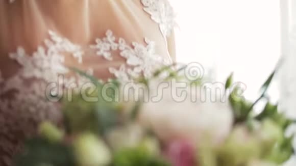 奢华的白色礼服中的新娘手捧鲜花视频的预览图