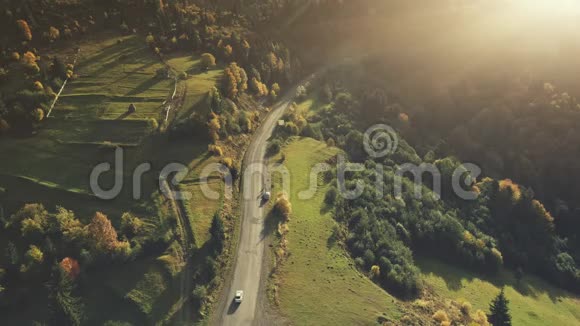 汽车驾驶山景乡村道路鸟瞰视频的预览图