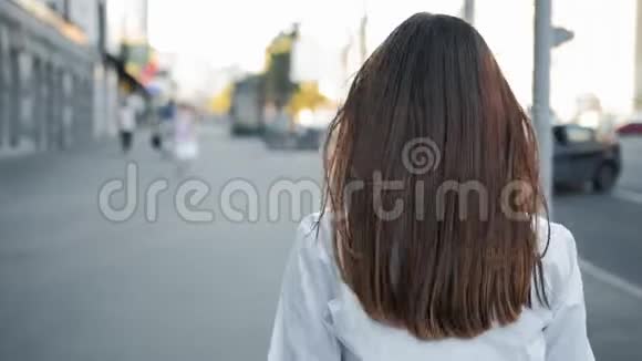 头发处理自信少女行走都市视频的预览图