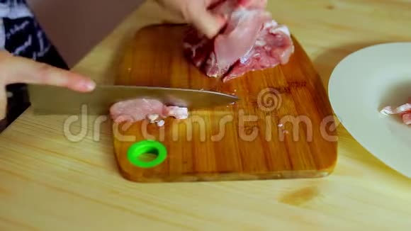 女家庭主妇切猪肉为家人准备一顿美味的晚餐视频的预览图