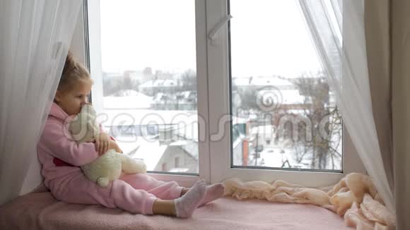 小女孩坐在窗台上视频的预览图