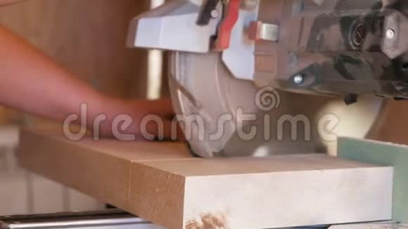 工人用圆锯锯木板特写双手视频的预览图