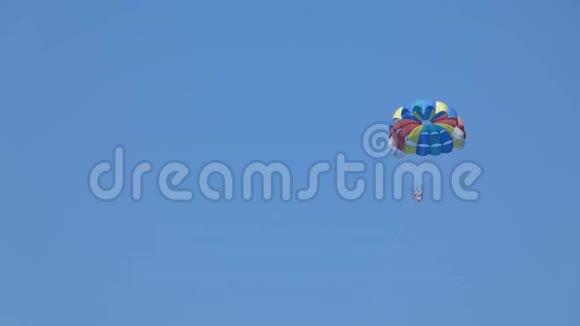 两名游客在蓝天的高处视频的预览图