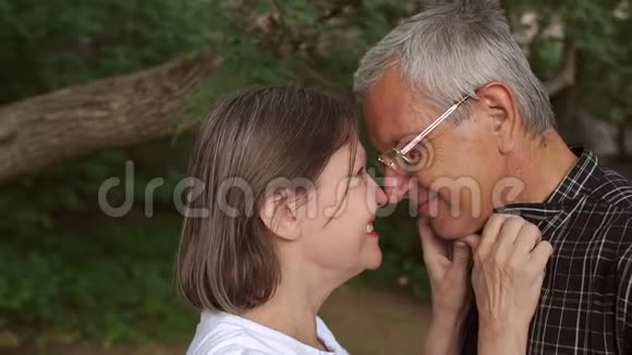 公园里一对幸福的老人面对面站着视频的预览图