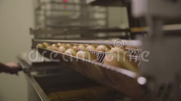 油煎面团做糕点甜甜圈甜甜圈场景专业厨房工业生产甜甜圈视频的预览图