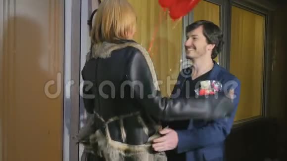 带着气球和玫瑰的男人在美容院和妻子见面视频的预览图