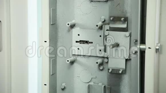保险箱的锁定机制视频的预览图