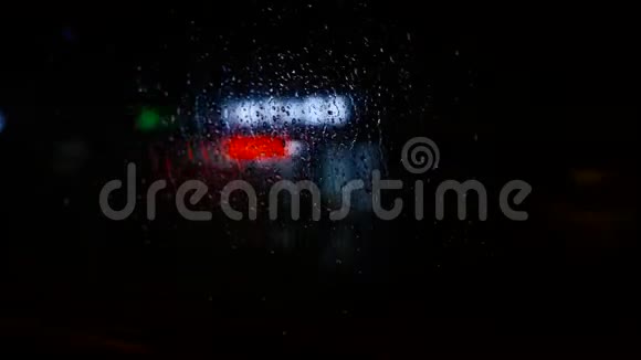 车窗和夜灯上模糊的雨滴视频的预览图
