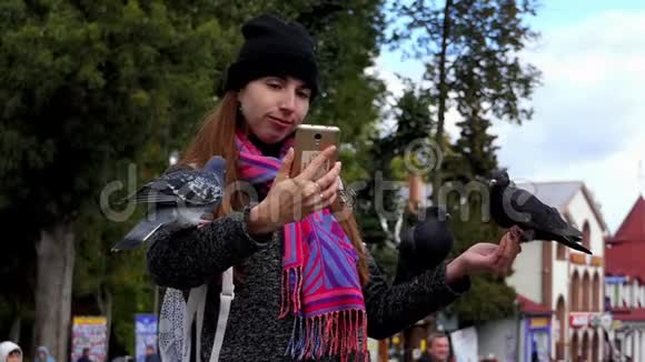 一个年轻的女人在邋遢的时候用鸽子拍自拍视频的预览图