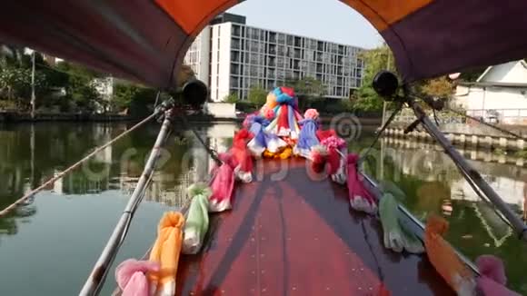 亚洲运河旅游之旅从泰国传统船上装饰的平静通道和住宅中观看视频的预览图