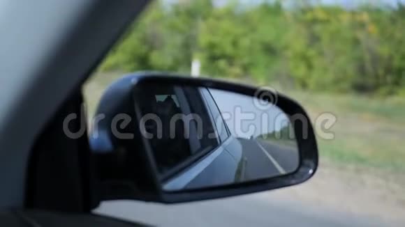 景观中的侧视镜一辆车路上的乡村视频的预览图