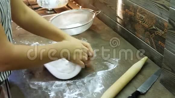 女人手捏糖泥做甜点视频的预览图