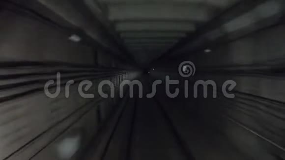 地铁列车在黑暗隧道移动的时间间隔在现代化城市的隧道中快速快速的地下列车视频的预览图