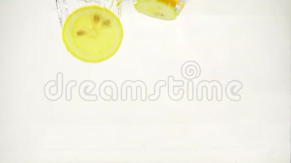 圆形柠檬片慢慢沉入水中慢动作特写视频的预览图