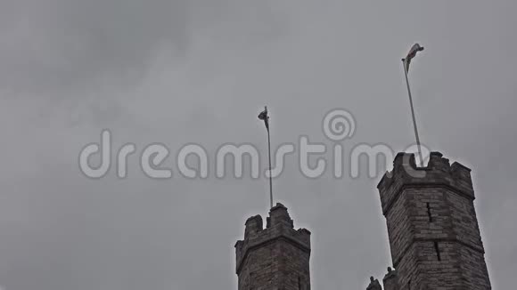 卡纳芬城堡的塔在雨中通常被英国化为卡纳芬城堡是卡纳芬中世纪的堡垒视频的预览图