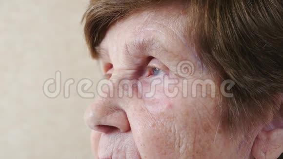 一幅悲伤的老年妇女特写的肖像慢镜头视频的预览图