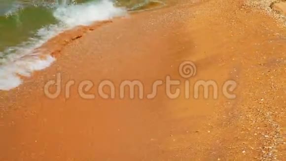 美丽的一天在沙质和岩石海岸克里米亚俄罗斯视频的预览图