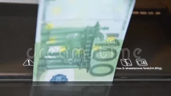 一欧元的钱通过碎纸机销毁视频的预览图