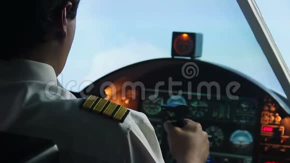航空驾驶飞机和无线电向调度员报告情况视频的预览图