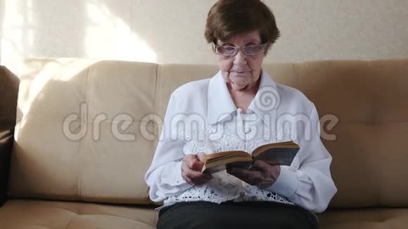 年长的女人在家看书视频的预览图