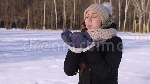 96花洒美丽的女孩冬天吹雪视频的预览图