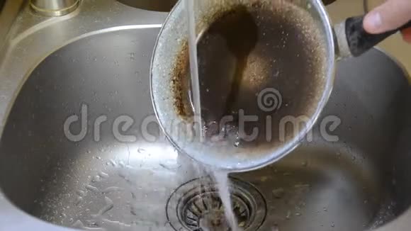 洗碗机在水槽里洗锅视频的预览图