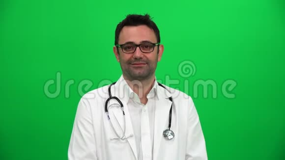 微笑的年轻男医生的肖像视频的预览图