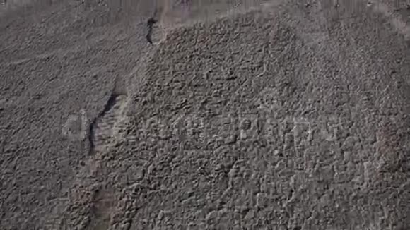 相机飞过干燥的山谷飞向太阳视频的预览图