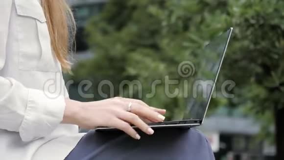 在户外工作的女性视频的预览图
