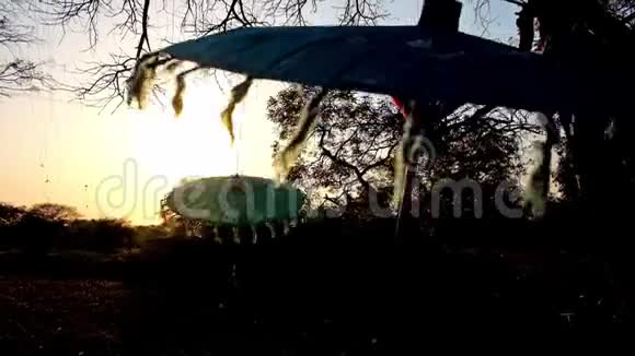 缅甸巴根的缅甸伞和日落天空视频的预览图