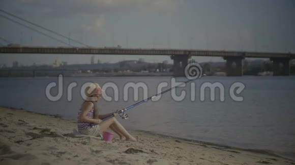 少女在河岸钓鱼视频的预览图