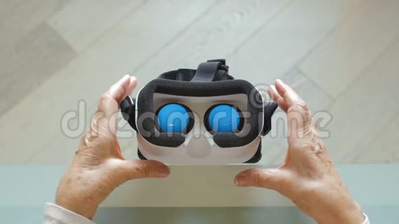 老年女性正置身于白色VR镜像虚拟现实的视角视频的预览图