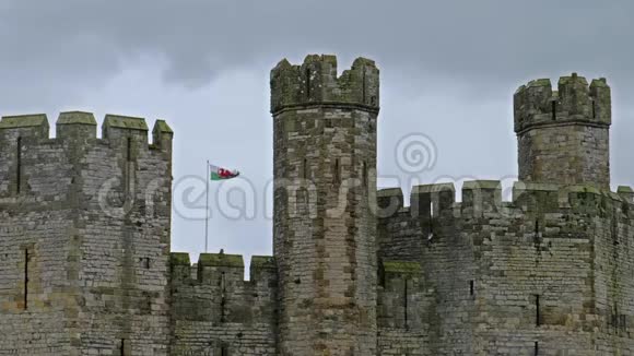 卡纳芬城堡的塔在雨中通常被英国化为卡纳芬城堡是卡纳芬中世纪的堡垒视频的预览图